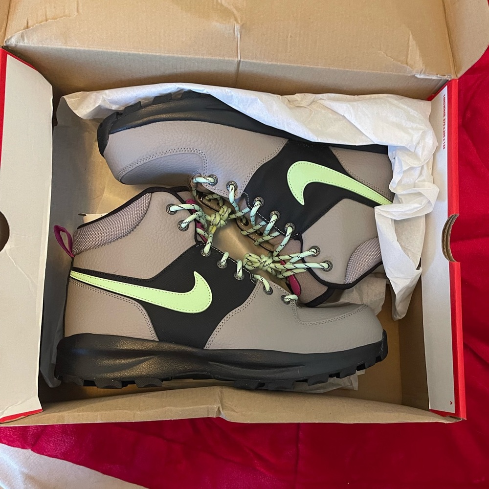 Nike Manoa leather boots- NEVER WORN!